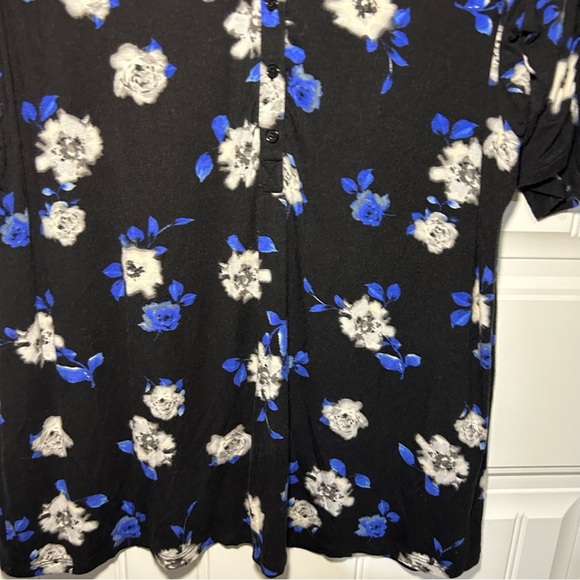 Torrid Black White & Blue Floral V-Neck Short Sleeve Blouse Size 3X - Picture 4 of 12